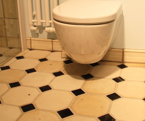 Visby Beikes keramisk interiør - eksempel på badeværelse med gulv og profiler af håndlavede keramiske stentøjs fliser